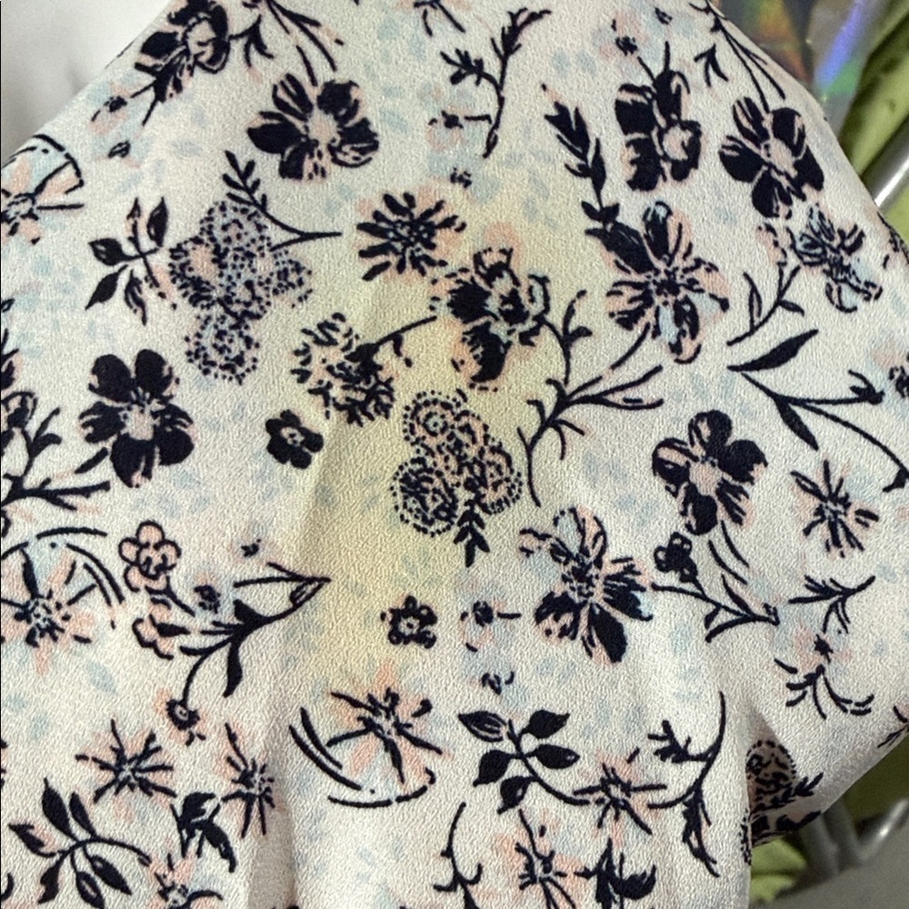 Banana Republic Dillon Floral Button Up ✨ - Picture 8 of 9